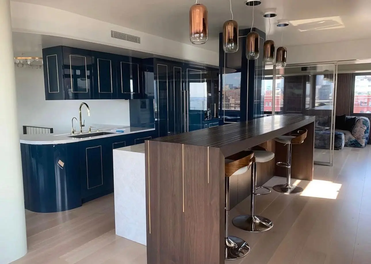 Navy lacquer kitchen with a wood-wrapped breakfast bar